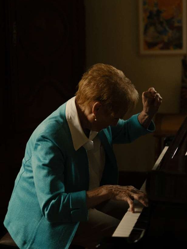 Eine Frau spielt Klavier