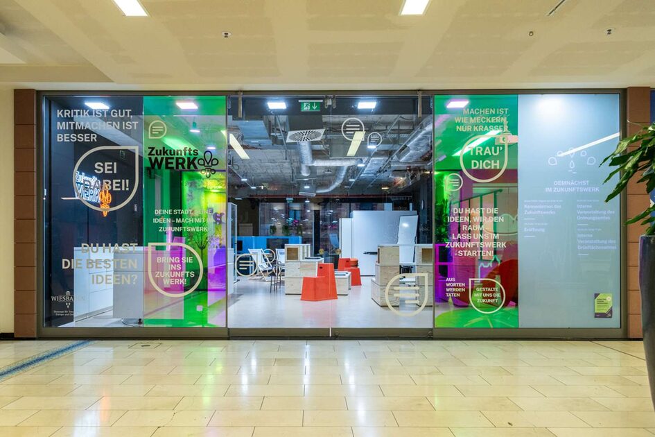 Витрина на магазин с Zukunfstwerk зад нея