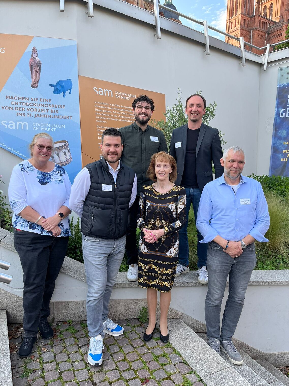 Sechs Menschen auf einem Gruppenfoto