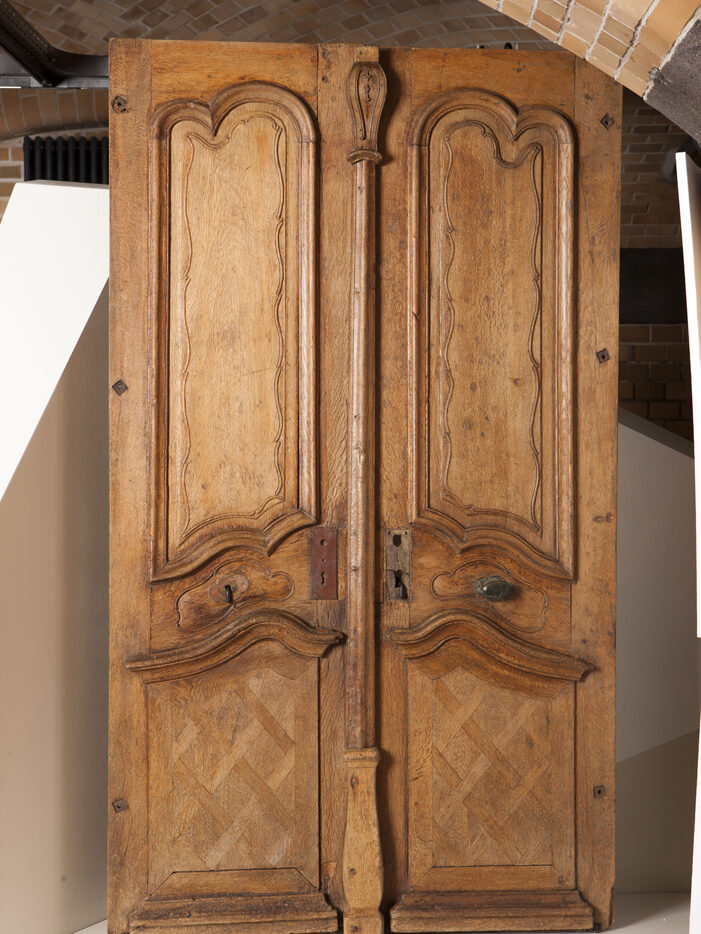 Hölzerne Flügel-Tür in der Dauerausstellung