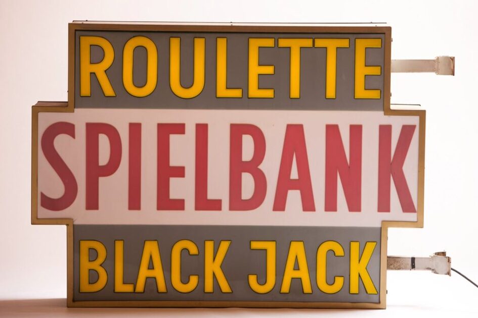 Leuchtreklame der Spielbank das Roulette und Black Jack ankündigt