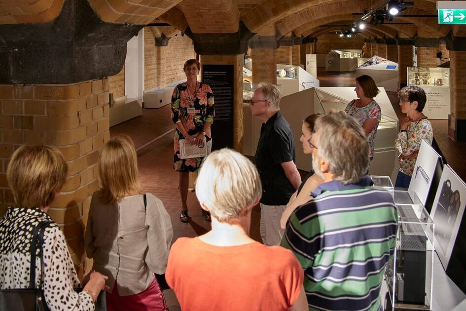 Menschen bei einer Führung im Stadtmuseum