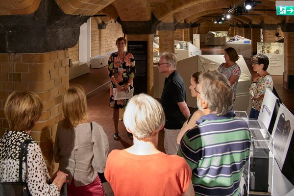 Menschen bei einer Führung im Stadtmuseum