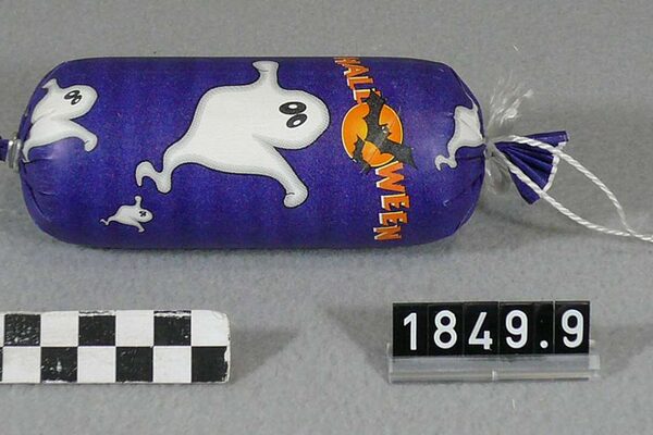 Wursthülle mit Halloween-Gestaltung mit Gespenstern und Fledermäusen