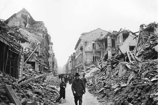 Oamenii se plimbă pe o stradă plină de moloz în Wiesbaden