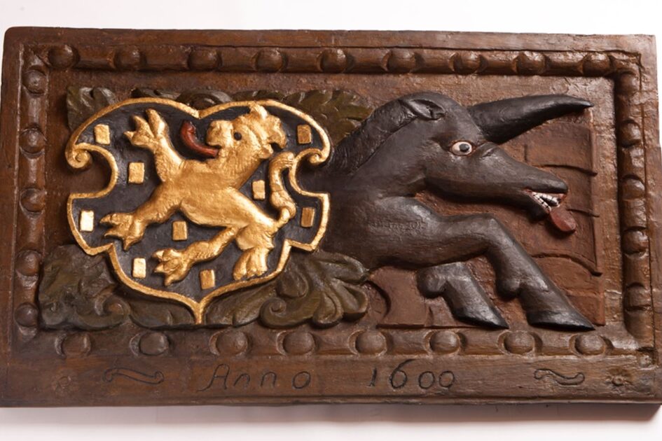 Hölzerne Tafel mit Einhorndarstellung