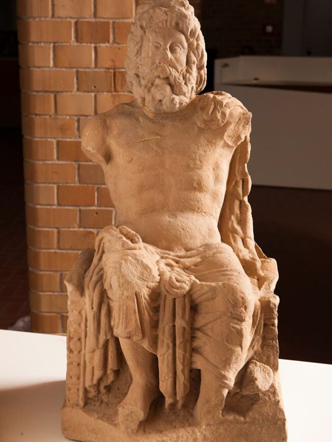 Statue eine thronenden Jupiter aus Naturstein