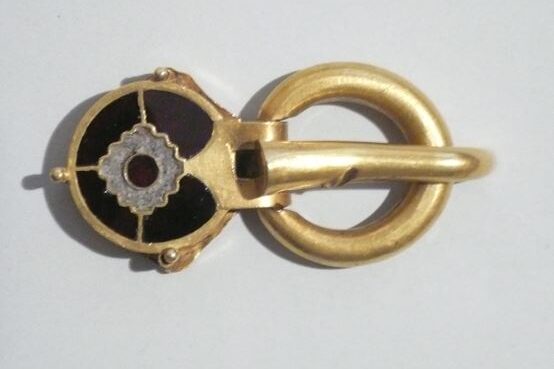 Jewelry buckle made of gold and garnet