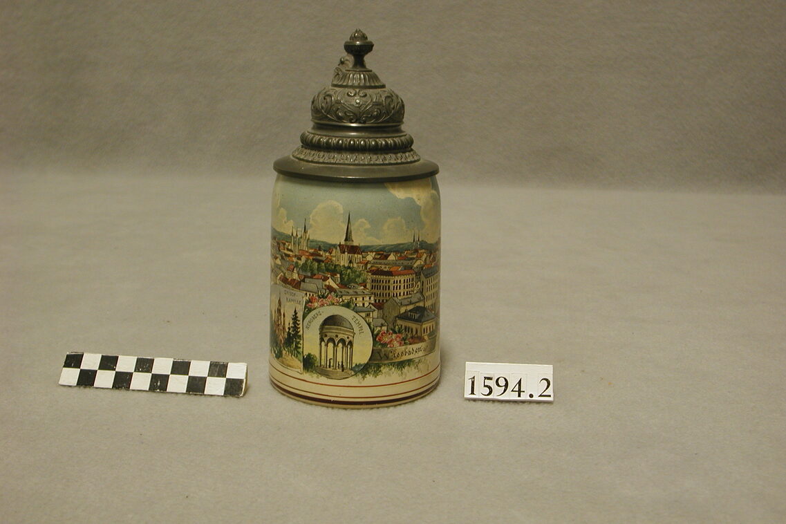 Κούπα μπύρας από πήλινο σκεύος με θέα την πόλη του Wiesbaden