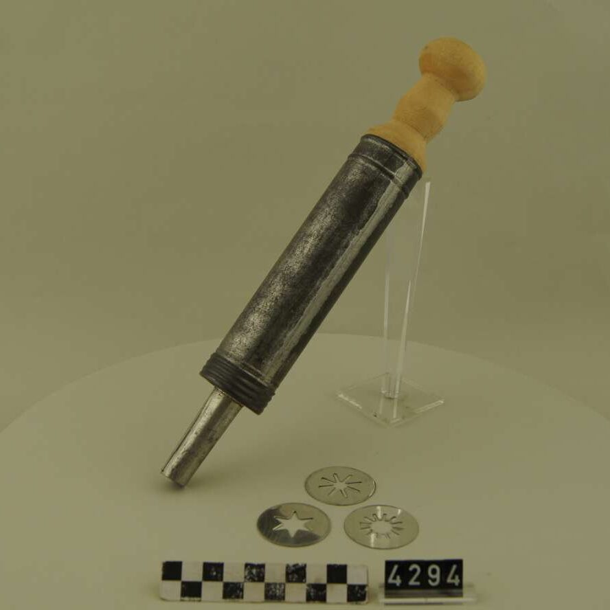 Gebäckspritze aus Metall und Holz