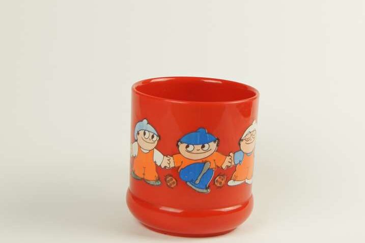 Rote Tasse mit Darstellung der Mainzelmännchen