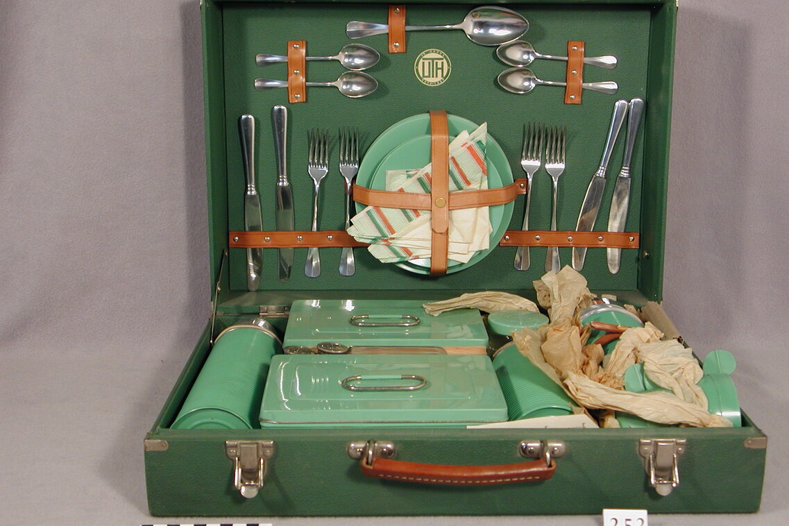 Geöffneter Picknick-Koffer mit Zubehör