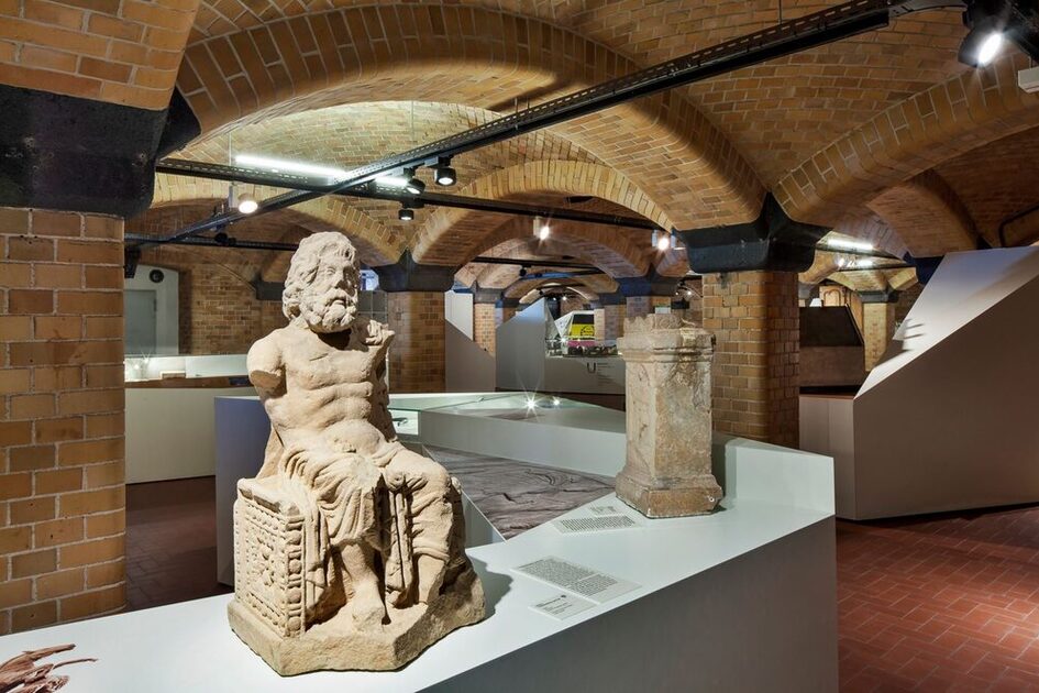 Статуетка на Юпитер в интронизация върху витрина в сводестата изба