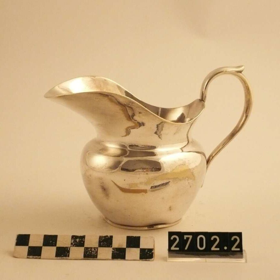 Молочный кувшин цвета латуни