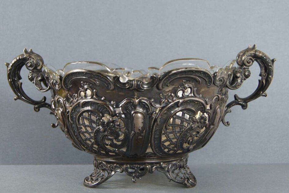 Съд със сребърна украсена дръжка