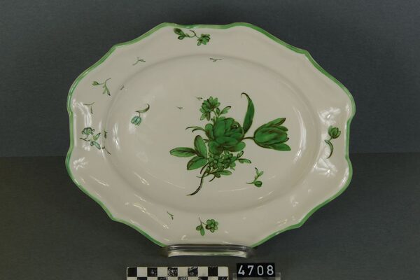 Servierplatte aus Keramik mit grüner floraler Gestaltung