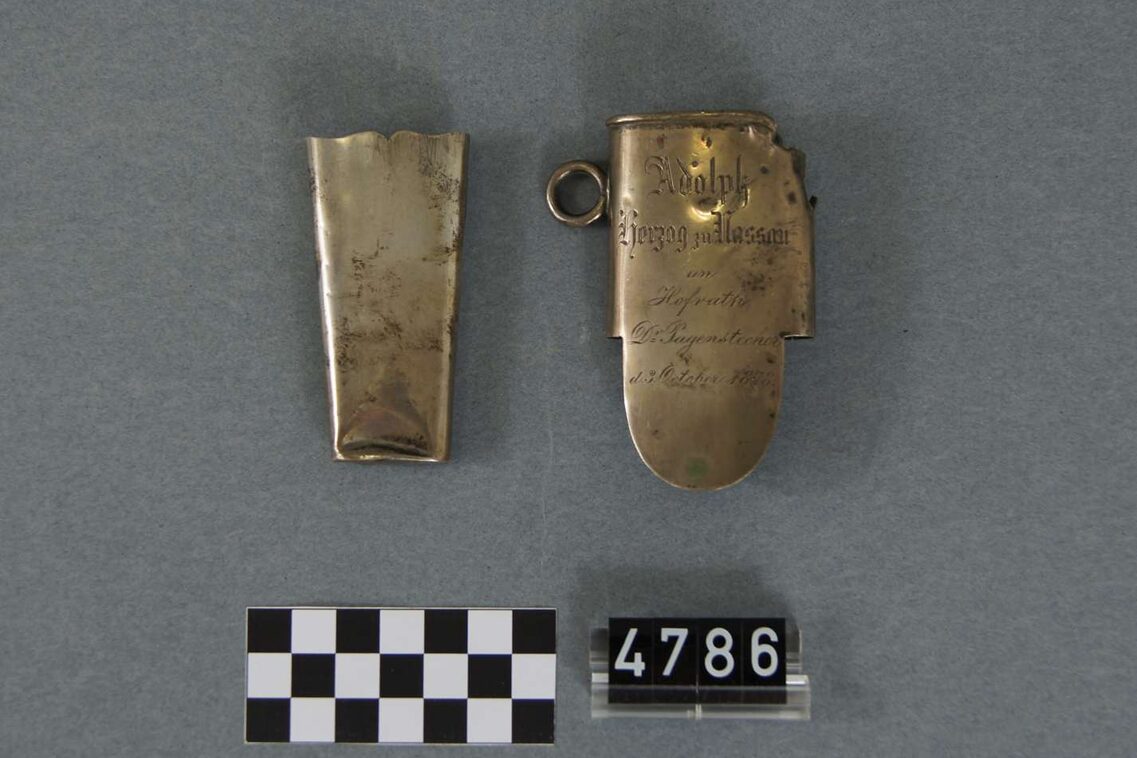 Silberfarbene Beschläge einer Stichwaffe