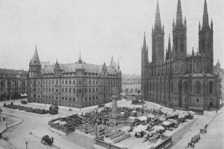 Black and white photograph of the New Town Hall, the Market Church and the Market Square in Wiesbaden around 1912