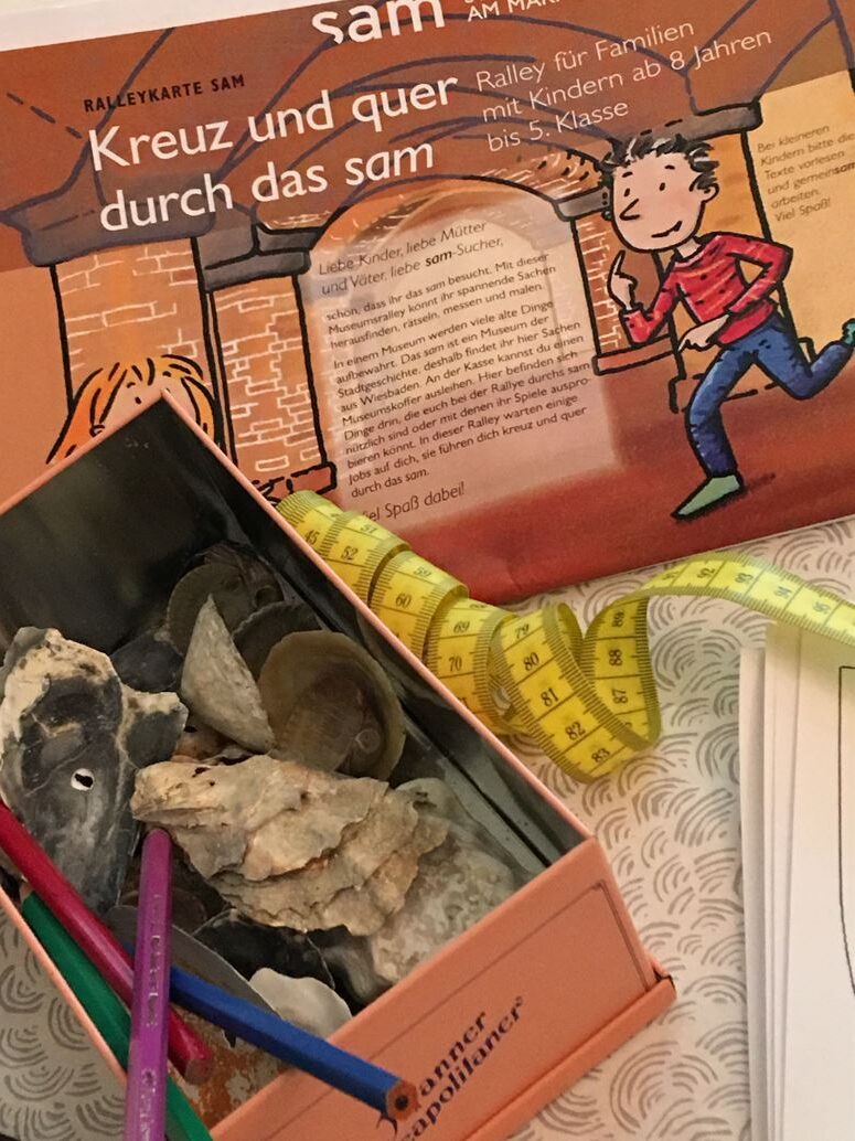 Rallyekarte, Maßband, Buntstifte und Muscheln