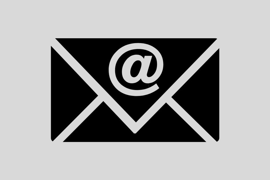 Gezeichneter verschlossener Briefumschlag mit dem @-Zeichen darauf