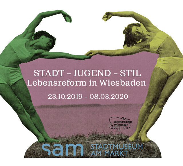 Zwei Frauen rahmen in einer Sportübung den Titel der Ausstellung