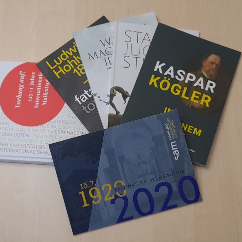 Bücher des Stadtmuseums liegen zusammen auf einem Tisch