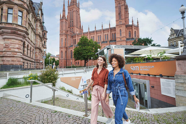 Zwei Frauen vorm sam und Marktkirche