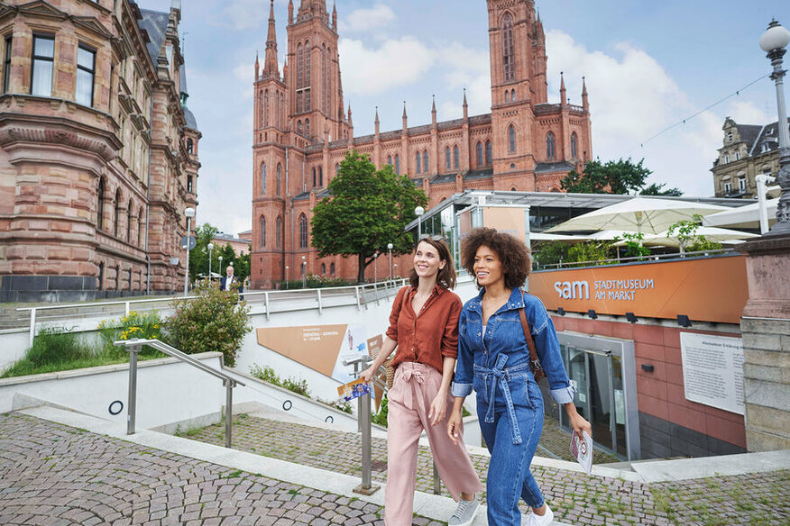 Zwei Frauen vorm sam und Marktkirche