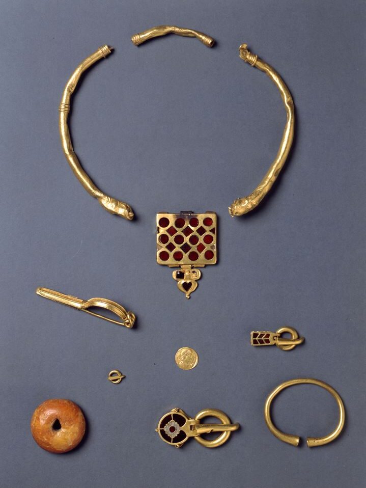 Goldene Schmuckstücke aus einem Grabfund