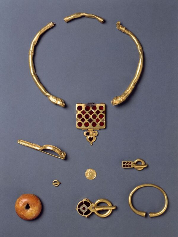 Golden jewelry from a grave find