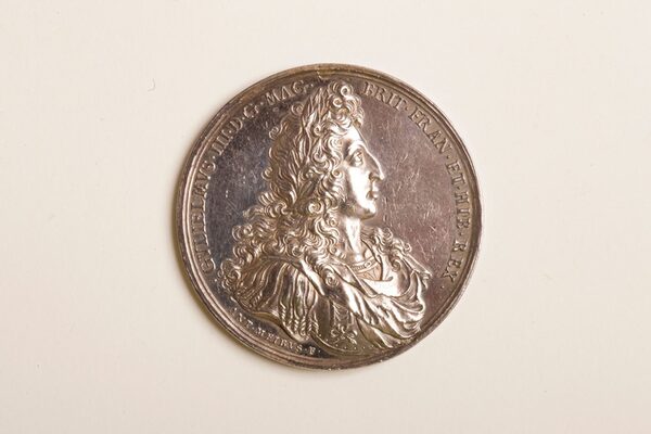 Round silver medal with portrait of William III of Nassau-Orange with laurel wreath on the side