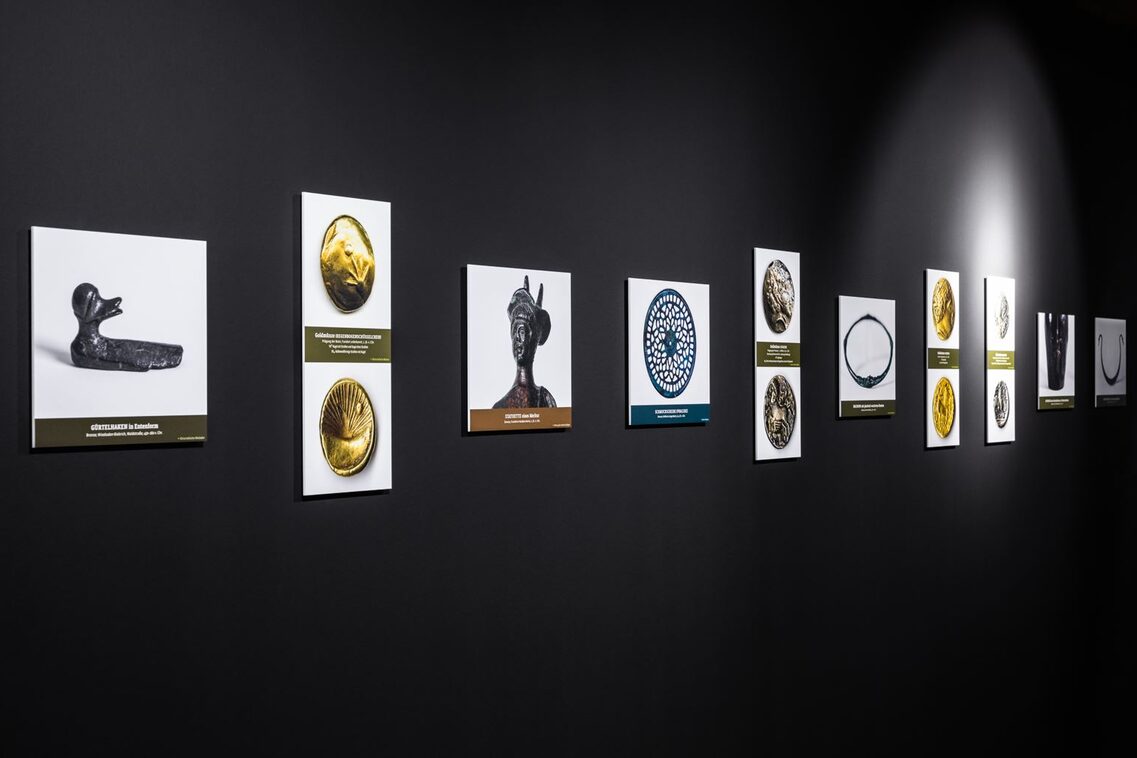 Εικόνες αντικειμένων κρέμονται σε μαύρο τοίχο