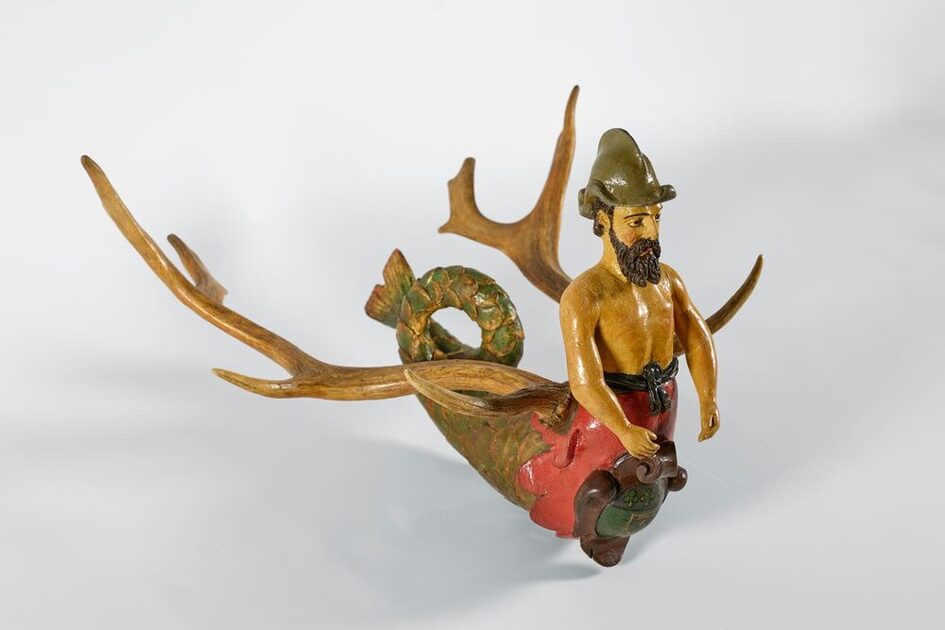 Geweihleuchter in Form eines Meermannes