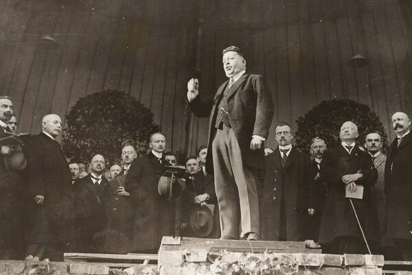 Фридрих Эберт во время выступления перед шахтерами в 1923 году