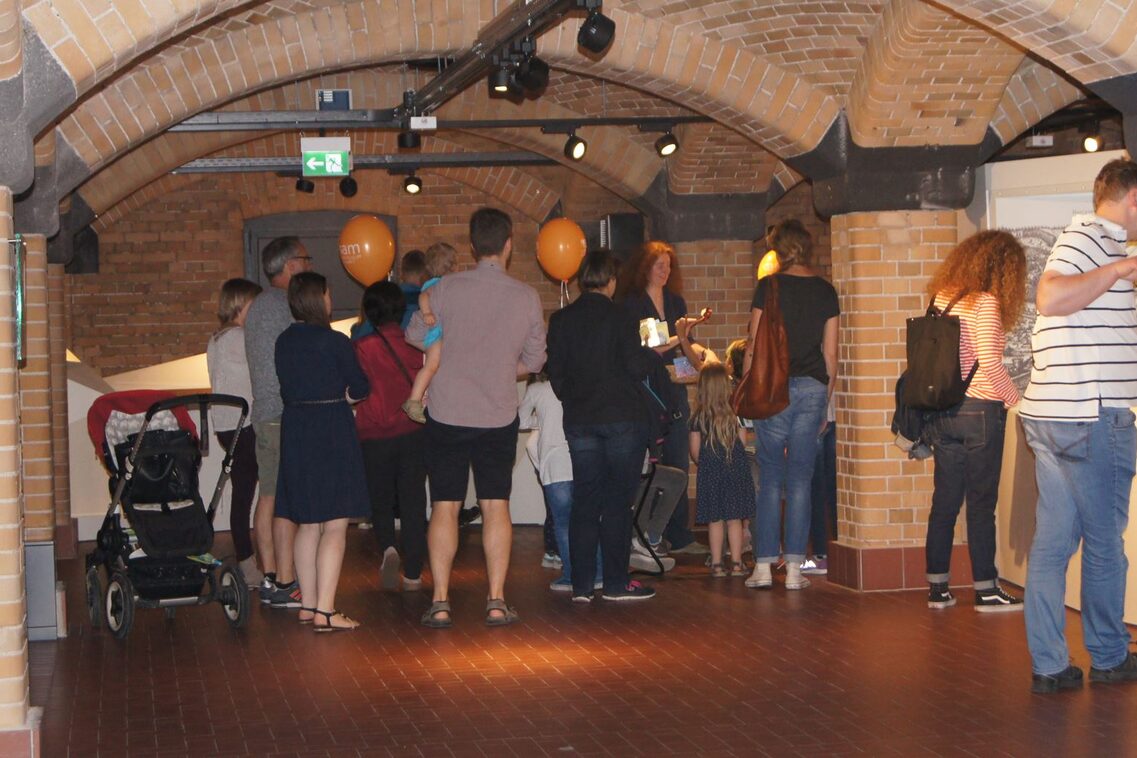 Große und kleine Besuchende werden durch die Dauerausstellung geführt