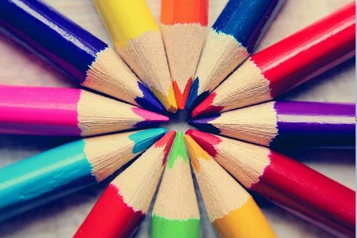 Le matite colorate sono disposte in cerchio con le teste unite.