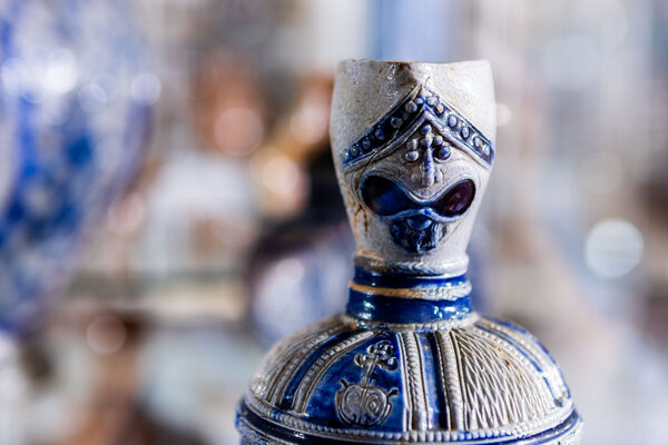 Seramik bir kabın mavi-gri boynu