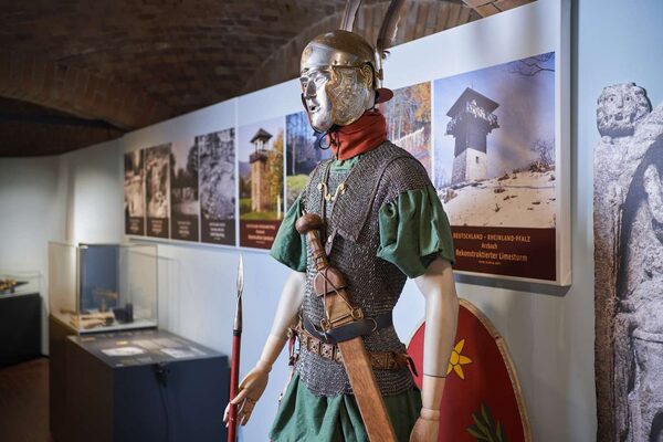 Poupée avec armure romaine dans l'exposition