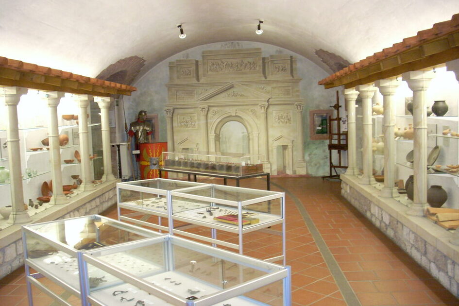 Der Innenraum des Museum Castellum.