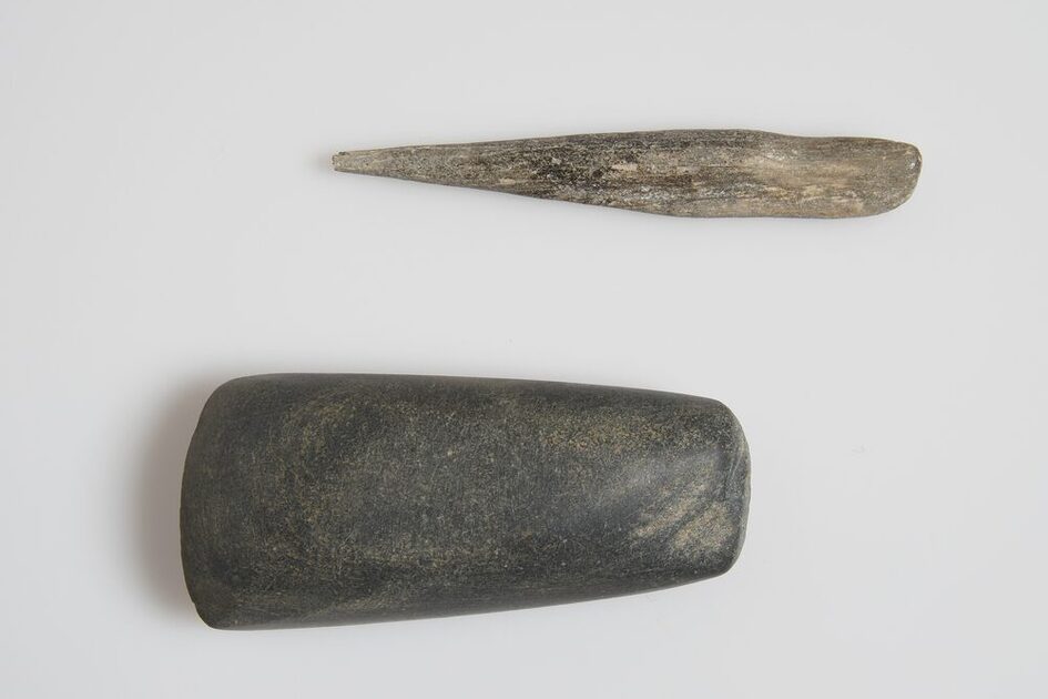 Schuhleistenkeil um 5500-4900 v. Chr.,  Knochenpfriem früher als 2200 v. Chr.