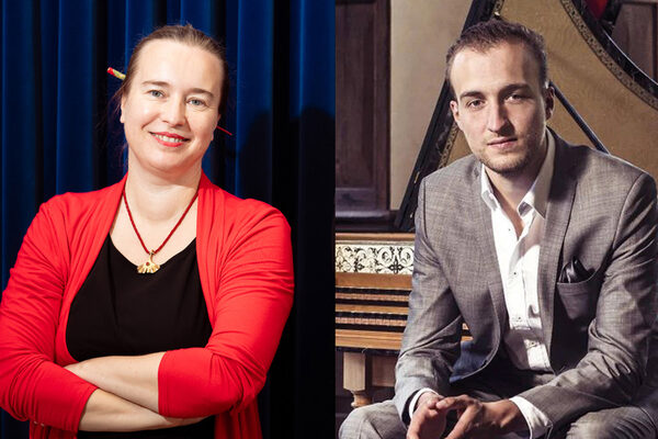 Mujer de rojo y negro, hombre de traje gris.