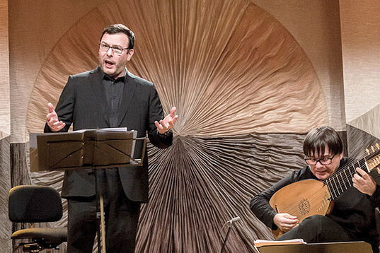 Hombre cantando en el atril