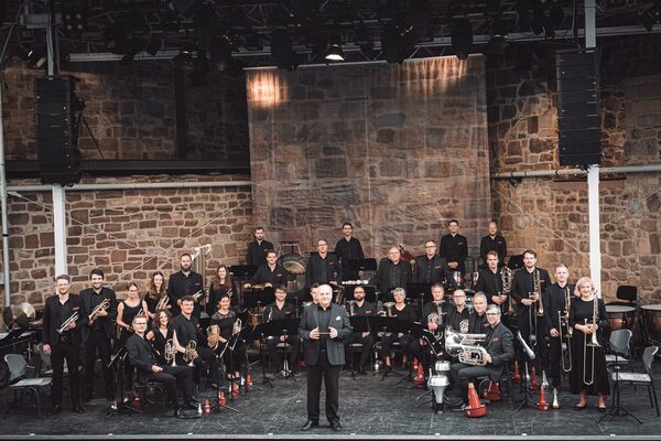 Orchestra cu instrumente de alamă