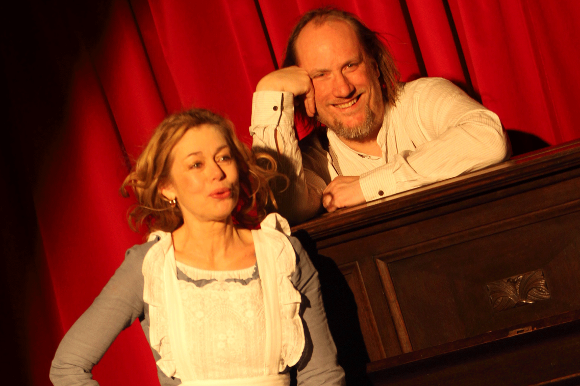 Frau und Mann am Klavier.