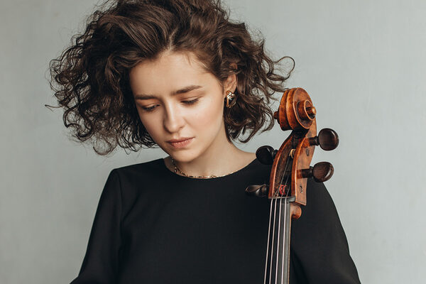 Frau mit Cello