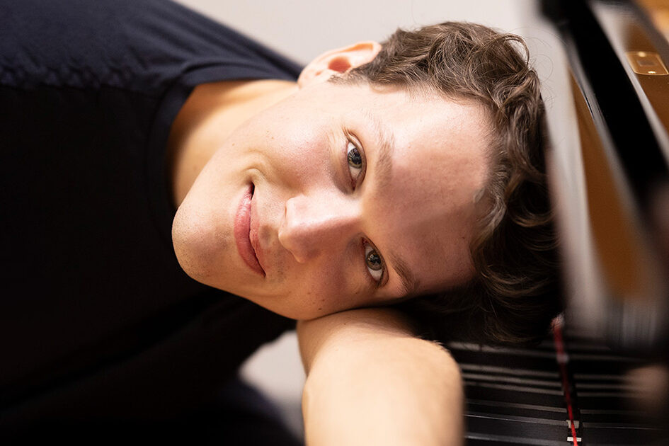 Joven tumbado sobre unas llaves