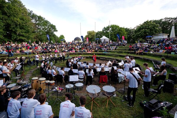 Musiker in der Konzertmulde auf dem Neroberg