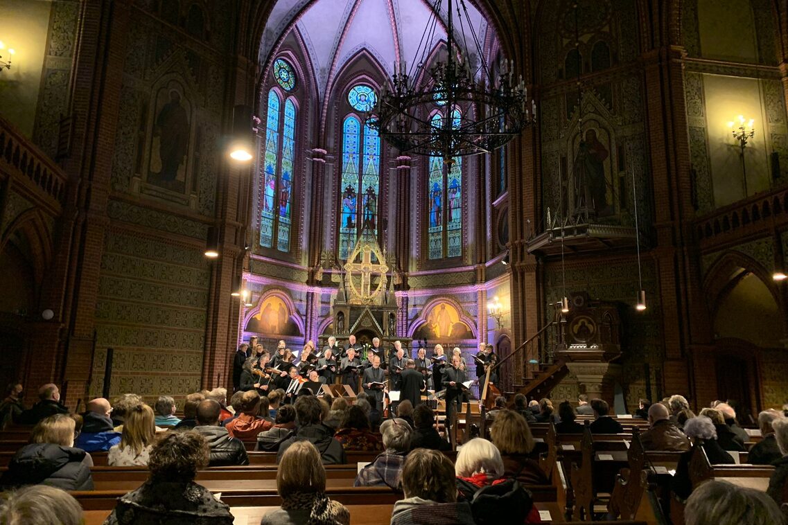 Η χορωδία σε μια γεμάτη εκκλησία. Στέκεστε μπροστά σε ένα μεγάλο στρογγυλό που φωτίζεται με ιώδες χρώμα. Όλα φαίνονται πολύ αριστοκρατικά.