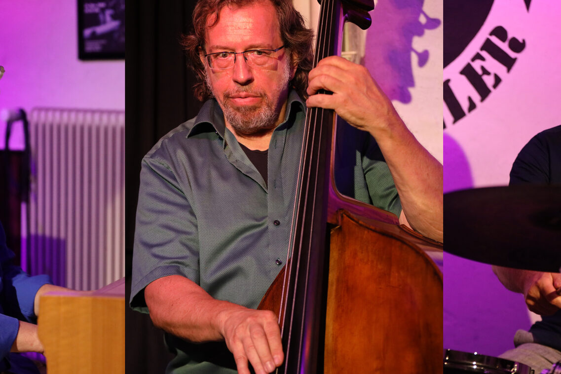 Η εικόνα είναι ένα κολάζ. Στα αριστερά είναι ένας άντρας στο πιάνο, στο κέντρο ένας άντρας στο κοντραμπάσο και στα δεξιά ένας άντρας στα τύμπανα. Είναι όλοι τους πολύ συγκεντρωμένοι.