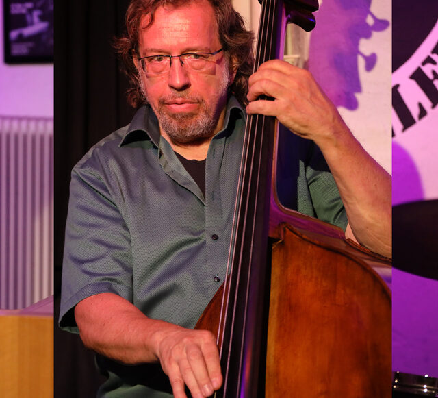 Das Bild ist eine Collage. Links sitzt ein Mann am Klavier, in der Mitte ein Mann am Kontrabass und rechts ein Mann am Schlagzeug. Alle sind sehr konzentriert.
